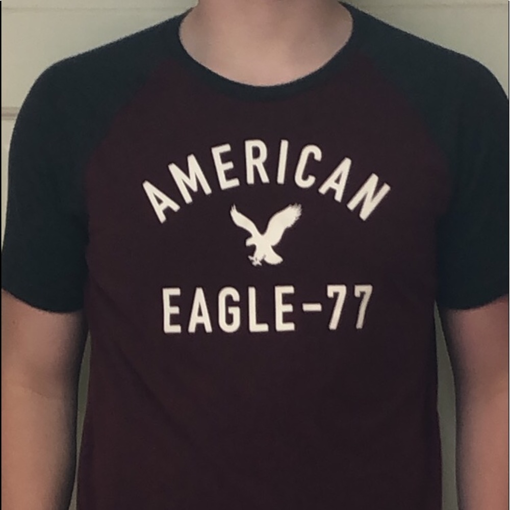 Men’s maroon American Eagle t-shirt